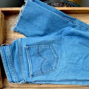 Mid/ high rise Levi’s with raw hem!
